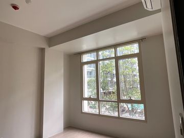 FOR LEASE | Pool View 1-Bedroom Condominium 81 Newport Boulevard, Newport City, Pasay City Monthly Rent: ₱30,000/month