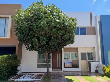 Casa en renta en Solares, en coto Althea