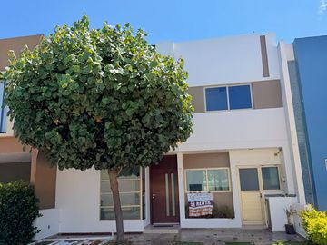Casa en renta en Solares, en coto Althea