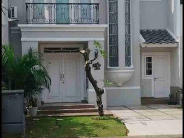 Di jual rumah terawat di Raffles hills Cibubur dibawah harga pasaran rumah luas tanah nya besar