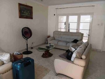Di jual rumah terawat di Raffles hills Cibubur dibawah harga pasaran rumah luas tanah nya besar