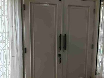 Di jual rumah terawat di Raffles hills Cibubur dibawah harga pasaran rumah luas tanah nya besar