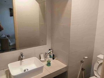 Di jual rumah terawat di Raffles hills Cibubur dibawah harga pasaran rumah luas tanah nya besar