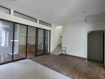 Rumah Flora cakep semi furnish ada kitchen set dengan KT 4 dan kM 2, ada taman depan & belakang juga carport 1