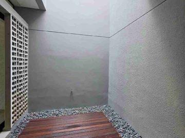 Rumah Flora cakep semi furnish ada kitchen set dengan KT 4 dan kM 2, ada taman depan & belakang juga carport 1