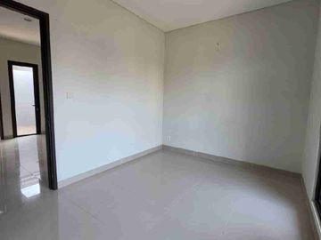 Rumah Flora cakep semi furnish ada kitchen set dengan KT 4 dan kM 2, ada taman depan & belakang juga carport 1