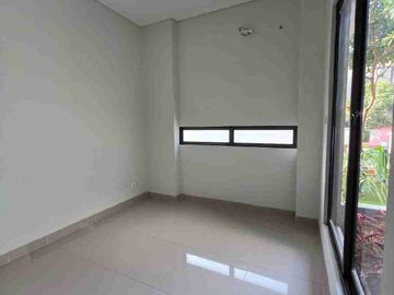 Rumah Flora cakep semi furnish ada kitchen set dengan KT 4 dan kM 2, ada taman depan & belakang juga carport 1