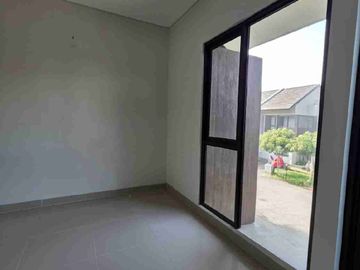 Rumah Flora cakep semi furnish ada kitchen set dengan KT 4 dan kM 2, ada taman depan & belakang juga carport 1