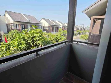 Rumah Flora cakep semi furnish ada kitchen set dengan KT 4 dan kM 2, ada taman depan & belakang juga carport 1