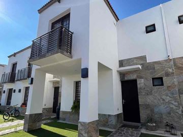 Casa AMUEBLADA en RENTA en Bosques del Dorado.