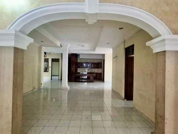 Rumah Tebet Jakarta Selata Posisi Hoek Strategis di Jalan Utama