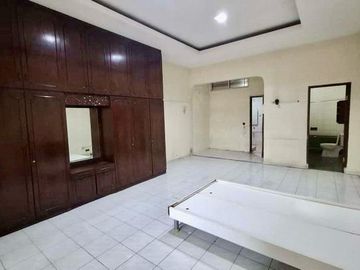 Rumah Tebet Jakarta Selata Posisi Hoek Strategis di Jalan Utama
