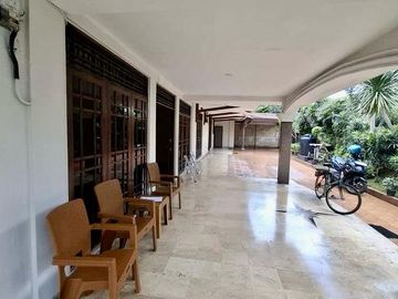 Rumah Tebet Jakarta Selata Posisi Hoek Strategis di Jalan Utama