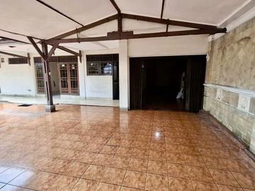 Rumah Tebet Jakarta Selata Posisi Hoek Strategis di Jalan Utama