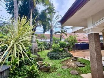 Rumah Tebet Jakarta Selata Posisi Hoek Strategis di Jalan Utama