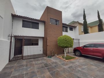 CASA VENTA LOMAS 4A SIN VECINOS AL FRENTE.