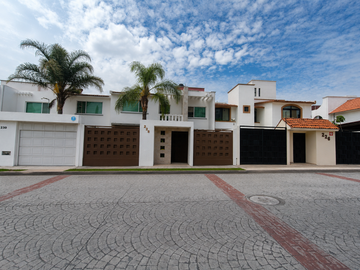 Increible Casa en Venta en Milenio III, Queretaro | 4 Recámaras |
