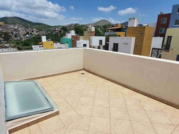 Casa en Renta con Roof Garden y 3 Recámaras | Haciendas del Marfil, Guanajuato