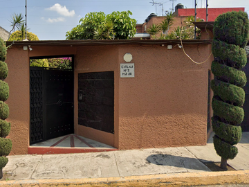 ¡CASA EN VENTA MUY AMPLIA Y COMODA A UN LADO DEL CERRO DE LA ESTRELLA! INVIERTE EN REMATE HIPOTECARIO Y AMPLIA TU PATRIMONIO