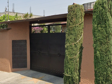 ¡CASA EN VENTA MUY AMPLIA Y COMODA A UN LADO DEL CERRO DE LA ESTRELLA! INVIERTE EN REMATE HIPOTECARIO Y AMPLIA TU PATRIMONIO