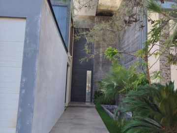 SE RENTA CASA EN LA CAMPIÑA CON ALBERCA