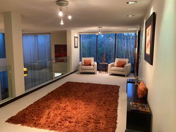 VENDO HERMOSA CASA EN URB PRIVADA CUMBAYA, PROX USFQ
