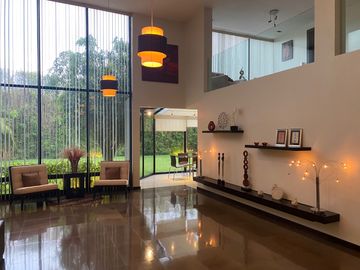 VENDO HERMOSA CASA EN URB PRIVADA CUMBAYA, PROX USFQ