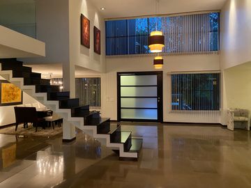 VENDO HERMOSA CASA EN URB PRIVADA CUMBAYA, PROX USFQ