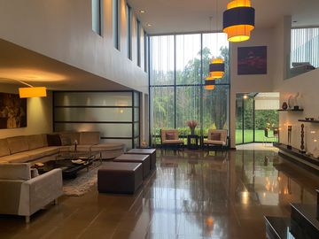 VENDO HERMOSA CASA EN URB PRIVADA CUMBAYA, PROX USFQ