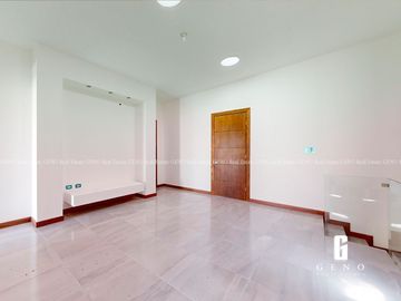 CASA EN VENTA CON MATERIALES DE LUJO