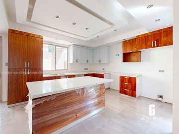 CASA EN VENTA CON MATERIALES DE LUJO