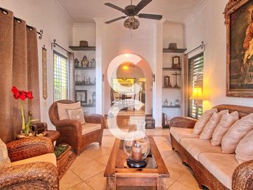 Casa en Venta en Cancun en Alamos I con Alberca y 3 Recamaras