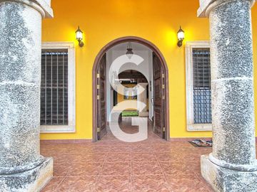 Casa en Venta en Cancun en Alamos I con Alberca y 3 Recamaras
