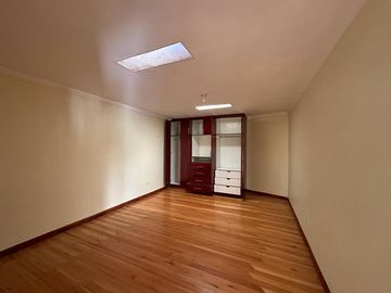 EDIFICIO DE 5 DEPARTAMENTOS EN AZOGUES