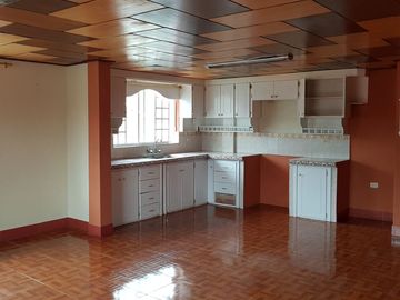 EDIFICIO DE 5 DEPARTAMENTOS EN AZOGUES