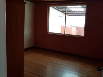 EDIFICIO DE 5 DEPARTAMENTOS EN AZOGUES
