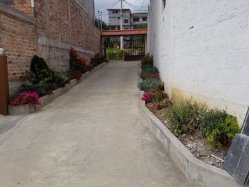 EDIFICIO DE 5 DEPARTAMENTOS EN AZOGUES