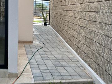 CASA EN VENTA EN LAGO DE JURIQUILLA A 3 MINUTOS DE ANTEA