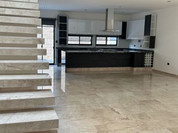 CASA EN VENTA EN LAGO DE JURIQUILLA A 3 MINUTOS DE ANTEA