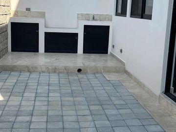CASA EN VENTA EN LAGO DE JURIQUILLA A 3 MINUTOS DE ANTEA