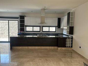 CASA EN VENTA EN LAGO DE JURIQUILLA A 3 MINUTOS DE ANTEA