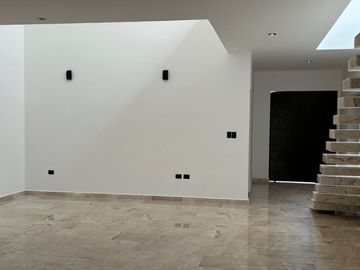 CASA EN VENTA EN LAGO DE JURIQUILLA A 3 MINUTOS DE ANTEA