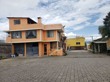 Vendo propiedad amplia con locales comerciales, áreas verdes y casa en Tucuso - Machachi