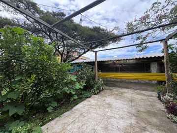 Vendo propiedad amplia con locales comerciales, áreas verdes y casa en Tucuso - Machachi