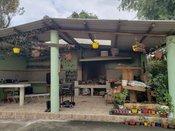 Vendo propiedad amplia con locales comerciales, áreas verdes y casa en Tucuso - Machachi