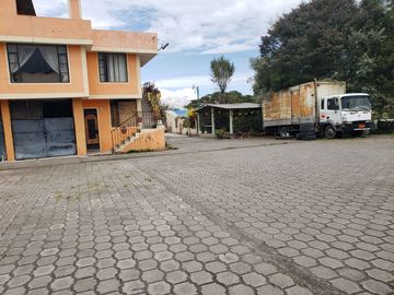 Vendo propiedad amplia con locales comerciales, áreas verdes y casa en Tucuso - Machachi