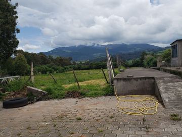 Vendo propiedad amplia con locales comerciales, áreas verdes y casa en Tucuso - Machachi