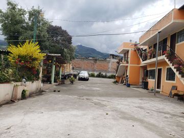 Vendo propiedad amplia con locales comerciales, áreas verdes y casa en Tucuso - Machachi