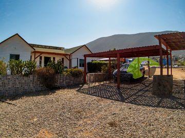 Parcela con 2 casas, piscina y locales comerciales, orilla de carretera, La Serena. $215millones