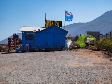 Parcela con 2 casas, piscina y locales comerciales, orilla de carretera, La Serena. $215millones